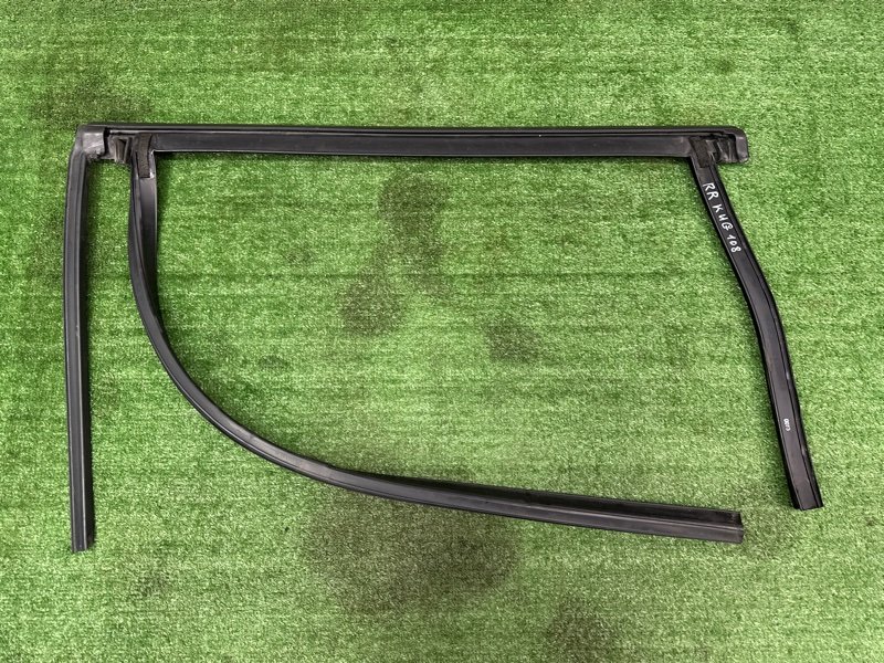 Уплотнитель стекла направляющий Ford Kuga 2013 SUV