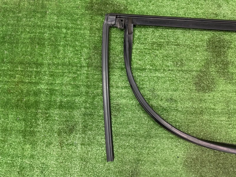 Уплотнитель стекла направляющий Ford Kuga 2013 SUV