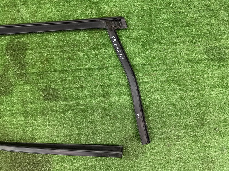 Уплотнитель стекла направляющий Ford Kuga 2013 SUV