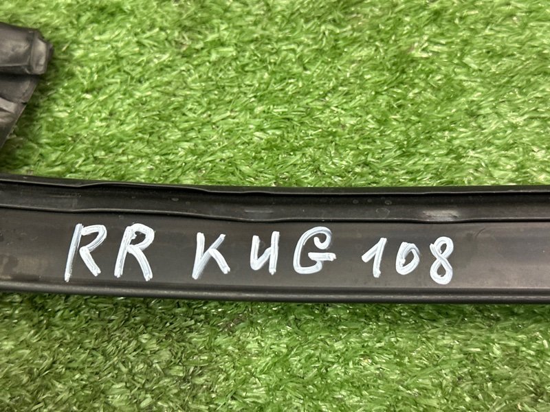 Уплотнитель стекла направляющий Ford Kuga 2013 SUV