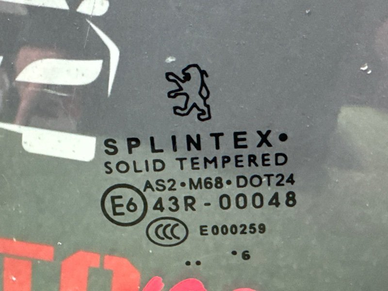 Стекло двери Peugeot 307