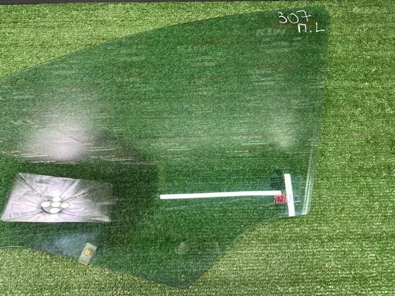 Стекло двери Peugeot 307