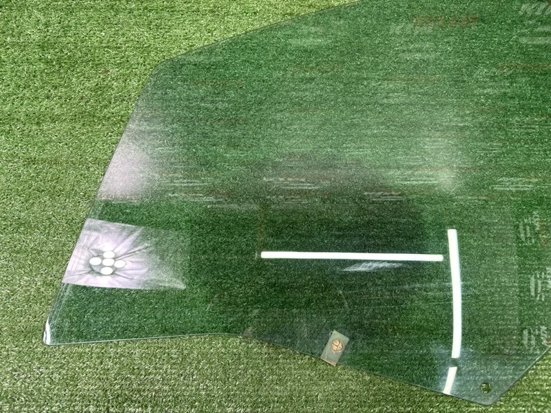 Стекло двери Peugeot 307