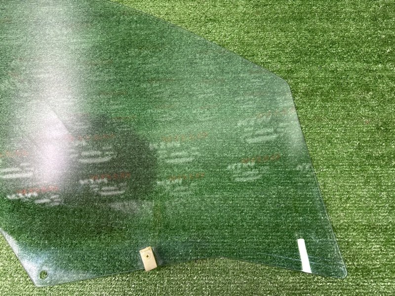 Стекло двери Peugeot 307