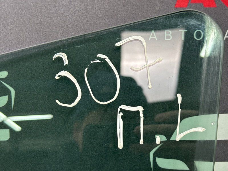 Стекло двери Peugeot 307