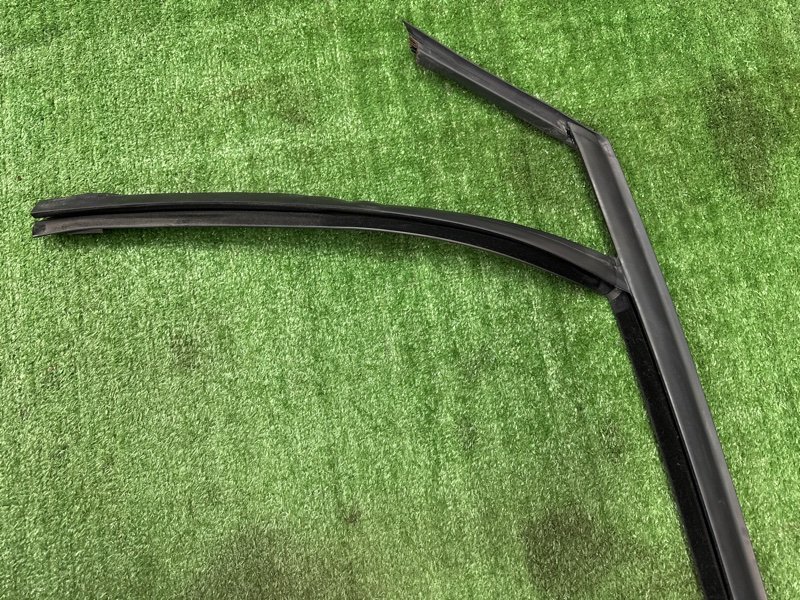 Уплотнитель стекла направляющий Ford Kuga 2013 SUV