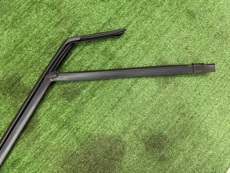 Уплотнитель стекла направляющий Ford Kuga 2013 SUV