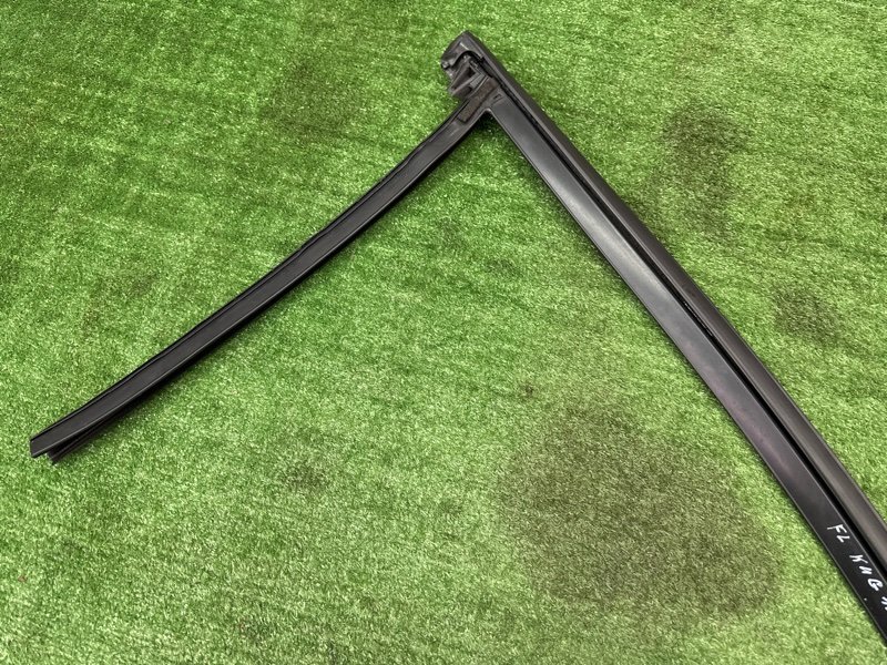 Уплотнитель стекла направляющий Ford Kuga 2013 SUV