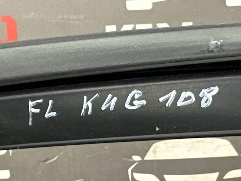 Уплотнитель стекла направляющий Ford Kuga 2013 SUV