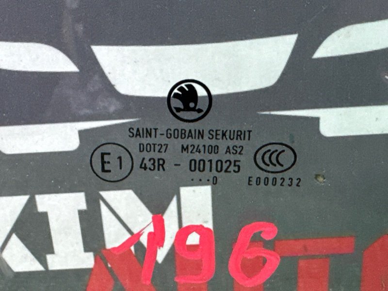 Стекло двери Skoda Fabia 2