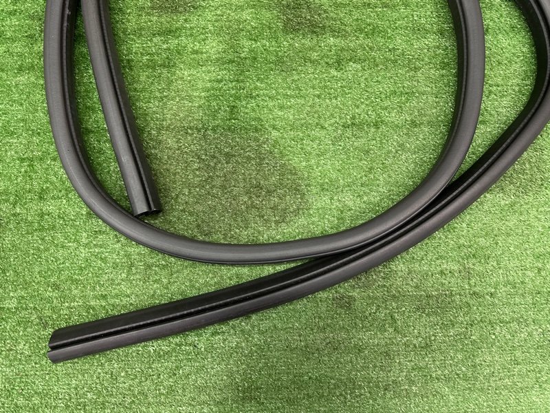 Уплотнитель проема двери Ford Kuga 2013 SUV