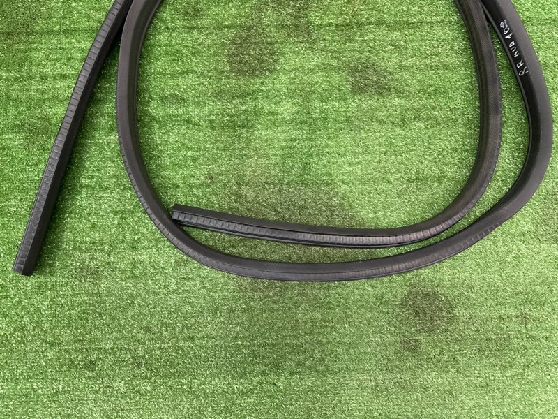 Уплотнитель проема двери Ford Kuga 2013 SUV