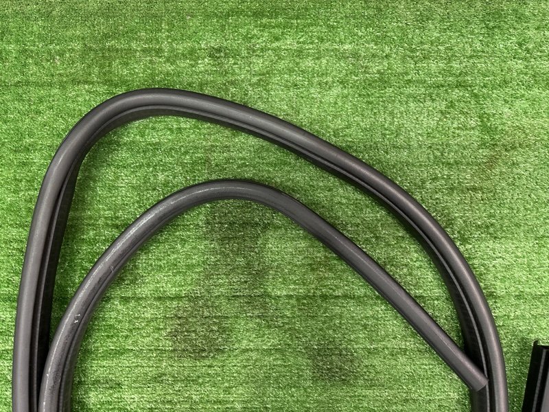 Уплотнитель проема двери Ford Kuga 2013 SUV