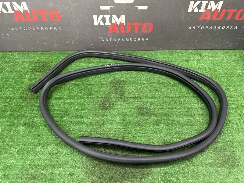 Уплотнитель проема двери Ford Kuga 2013 SUV