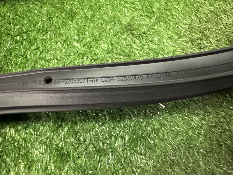 Уплотнитель двери Ford Kuga 2013 SUV