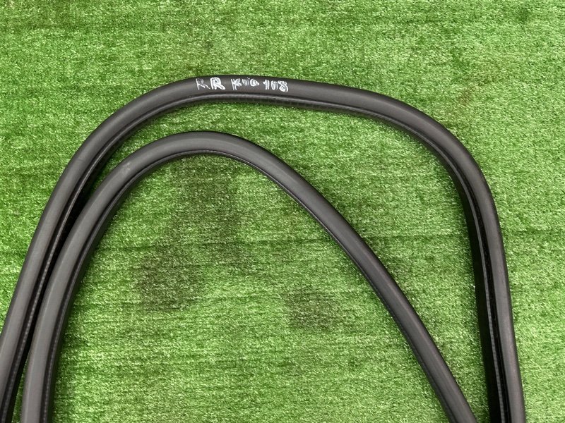 Уплотнитель проема двери Ford Kuga 2013 SUV