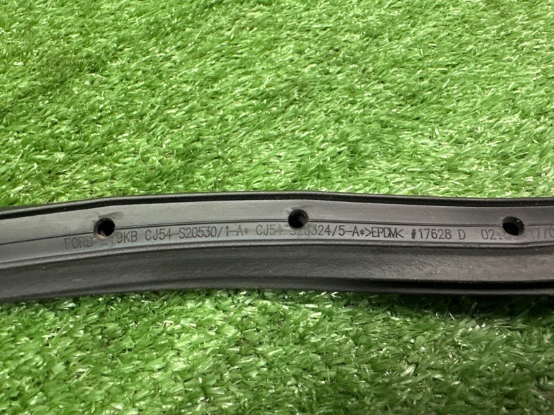 Уплотнитель двери Ford Kuga 2013 SUV