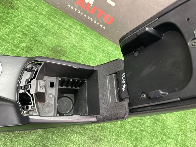 Центральная Консоль с подлокотником Ford Kuga 2013 SUV