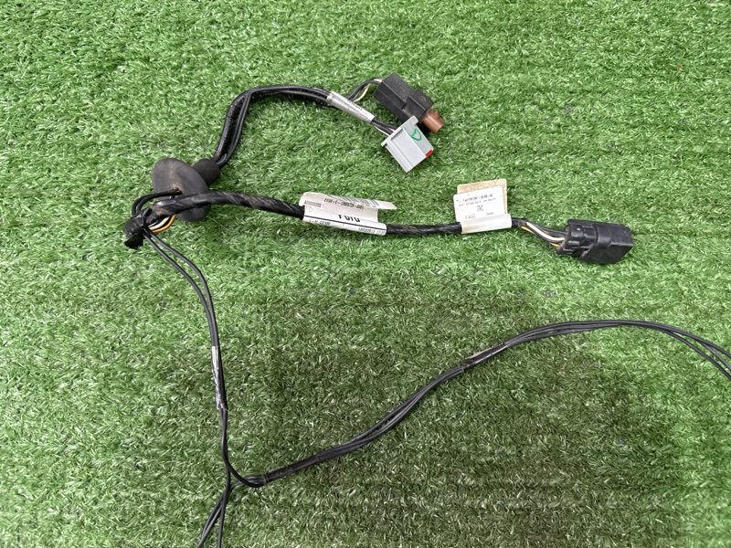 Плафон подсветки номера Ford Kuga 2013 SUV