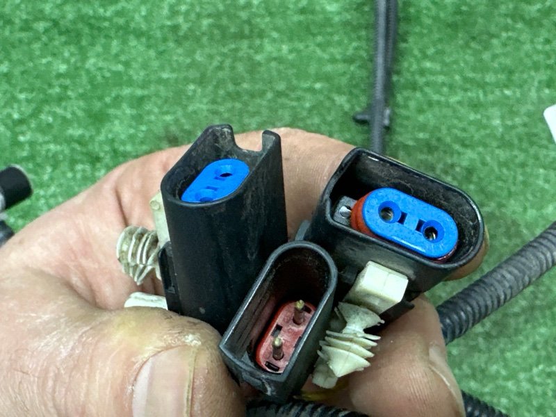 Проводка форсунок омывателя Ford Kuga 2013 SUV