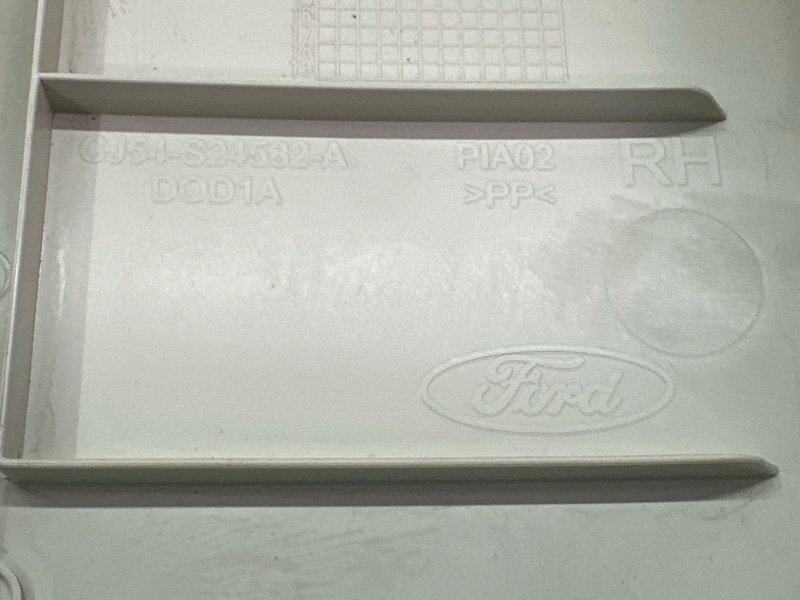 Накладка центральной стойки верхняя Ford Kuga 2013 SUV