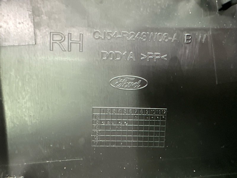 Накладка центральной стойки нижняя Ford Kuga 2013 SUV