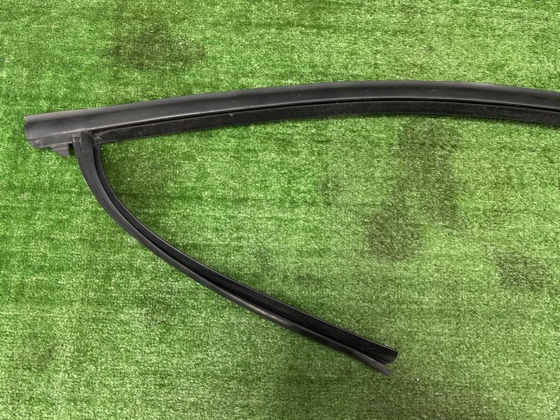 Уплотнитель стекла направляющий Ford Kuga 2013 SUV