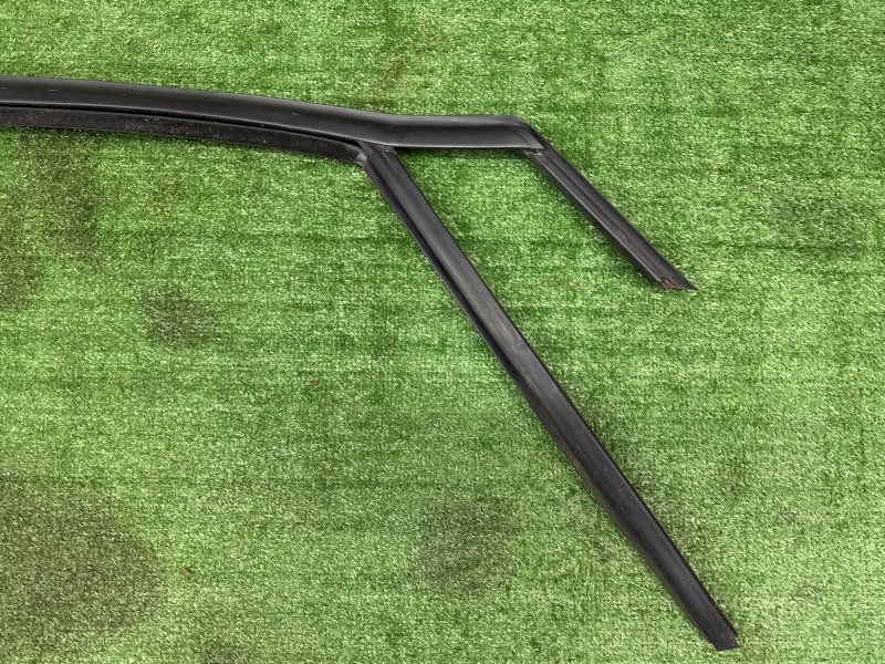 Уплотнитель стекла направляющий Ford Kuga 2013 SUV