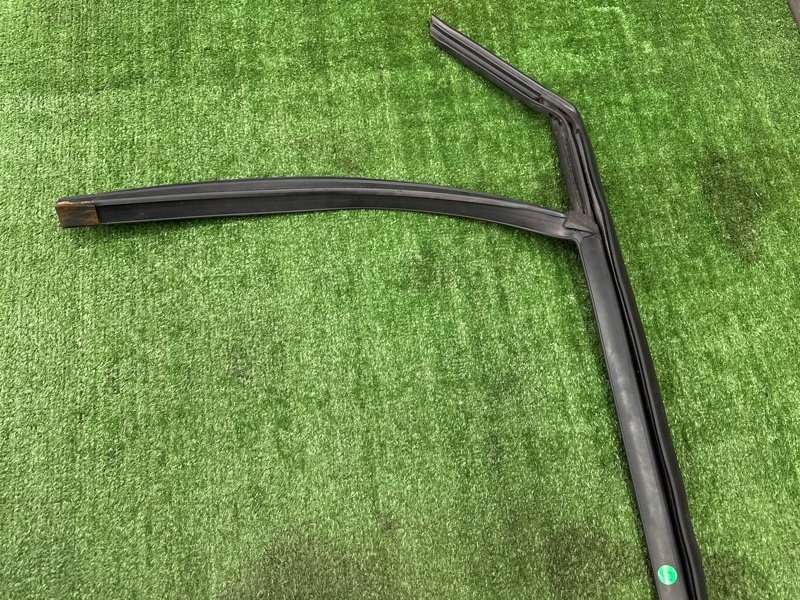 Уплотнитель стекла направляющий Ford Kuga 2013 SUV