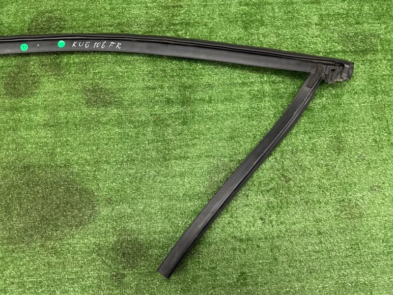 Уплотнитель стекла направляющий Ford Kuga 2013 SUV