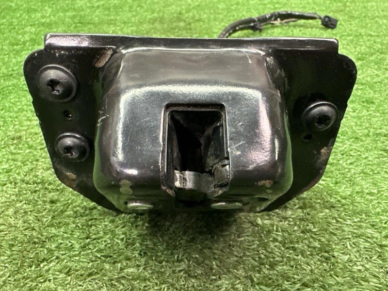 Замок крышки багажника Ford Kuga 2013 SUV