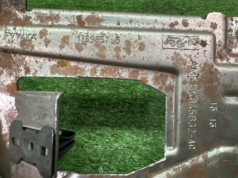 Кронштейн центральной консоли Ford Kuga 2013 SUV