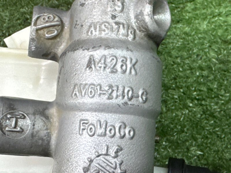 Главный тормозной цилиндр с бочком Ford Kuga 2013 SUV