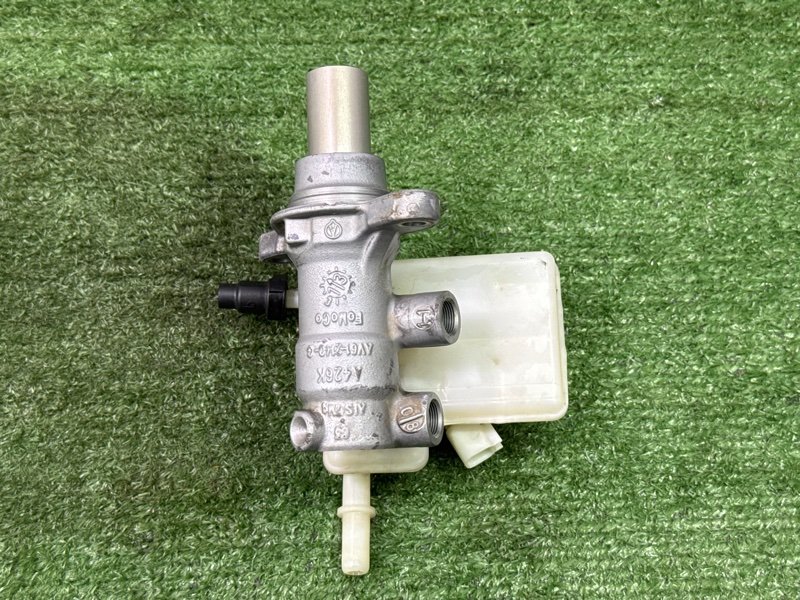 Главный тормозной цилиндр с бочком Ford Kuga 2013 SUV