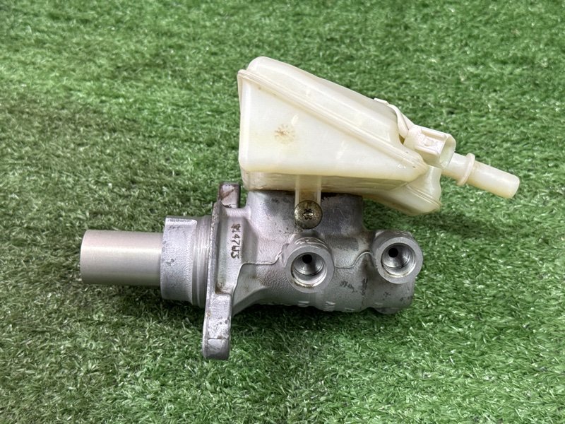 Главный тормозной цилиндр с бочком Ford Kuga 2013 SUV