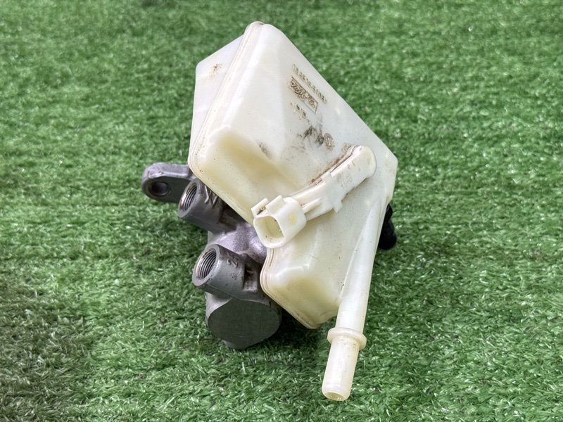 Главный тормозной цилиндр с бочком Ford Kuga 2013 SUV