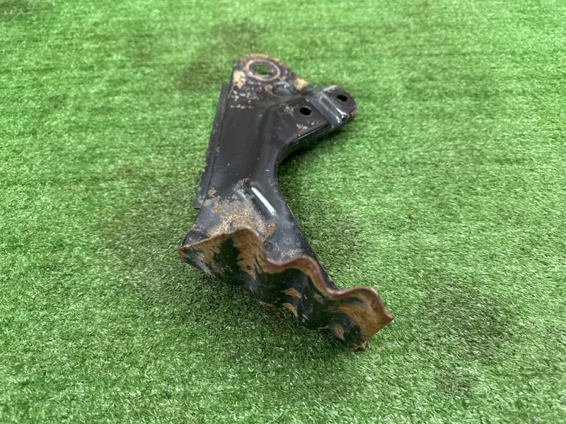 Кронштейн переднего подрамника Ford Kuga 2013 SUV