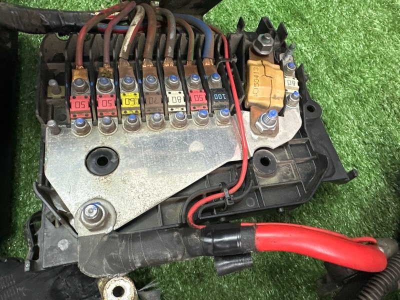 Проводка моторного отсека с блоком предохранителей Ford Kuga 2013 SUV