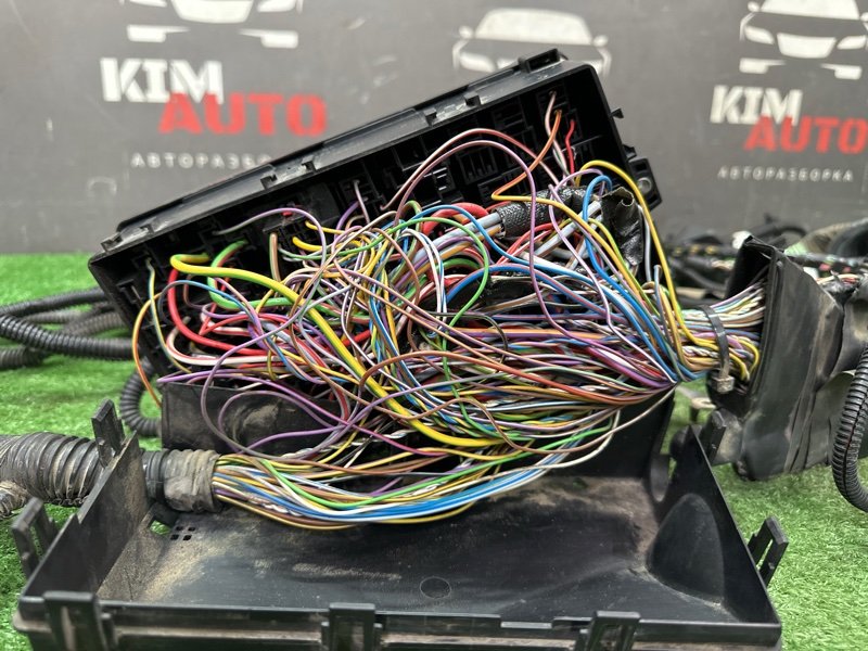 Проводка моторного отсека с блоком предохранителей Ford Kuga 2013 SUV