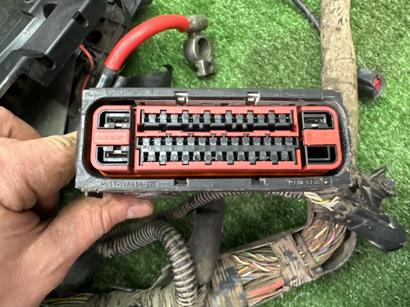 Проводка моторного отсека с блоком предохранителей Ford Kuga 2013 SUV