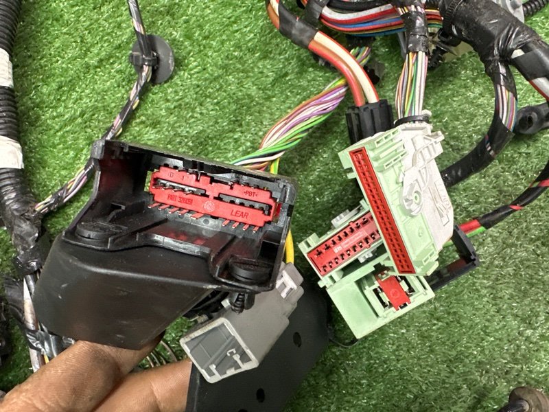 Проводка моторного отсека с блоком предохранителей Ford Kuga 2013 SUV