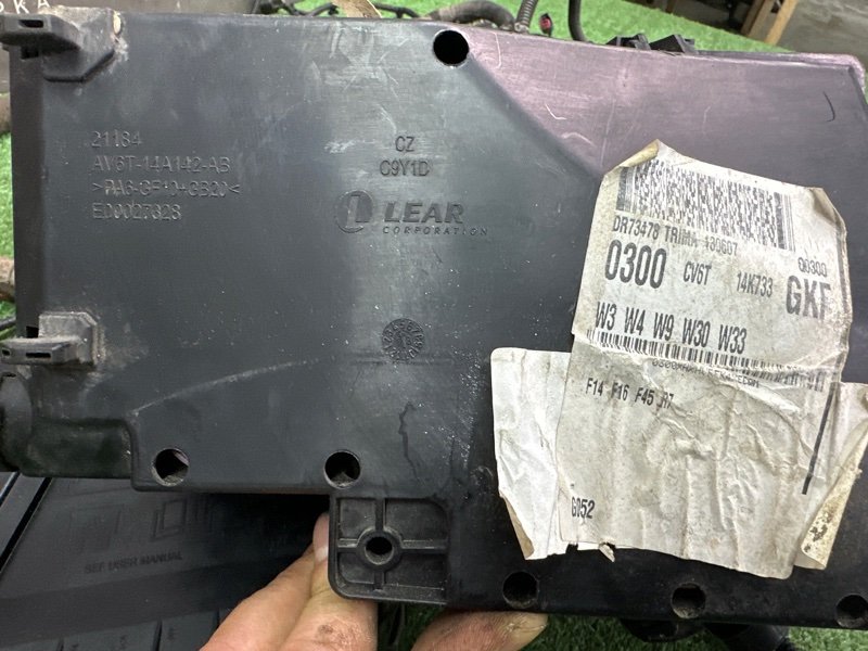 Проводка моторного отсека с блоком предохранителей Ford Kuga 2013 SUV