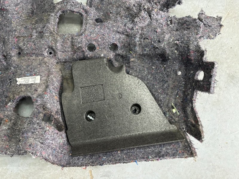 Шумоизоляция пола Ford Kuga 2013 SUV