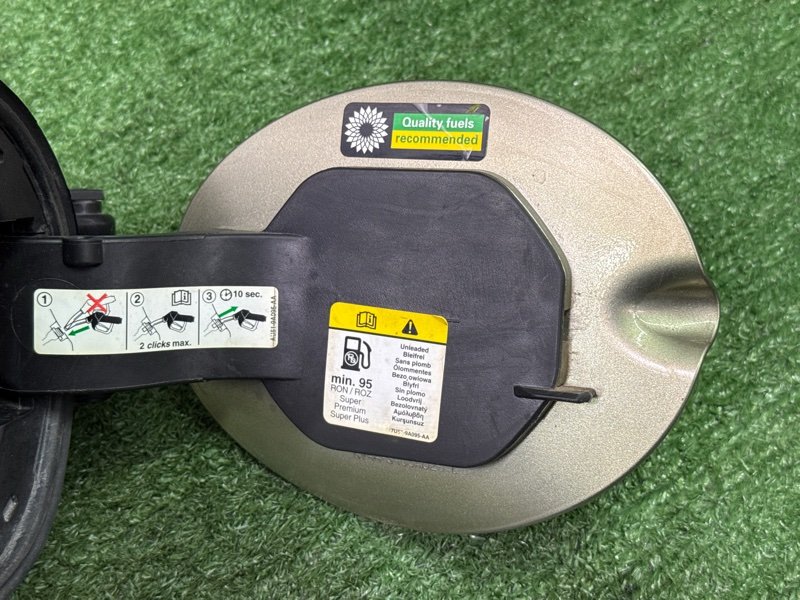 Лючок бензобака Ford Kuga 2013 SUV