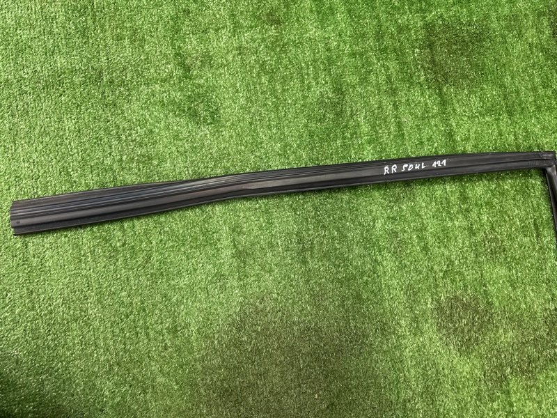 Уплотнитель стекла двери Kia Soul 2014 SW