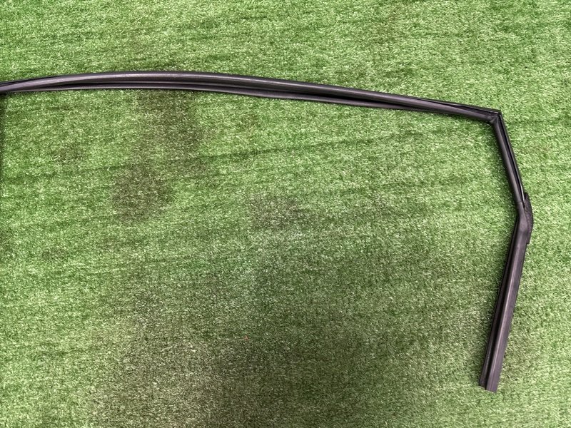 Уплотнитель стекла двери Kia Soul 2014 SW