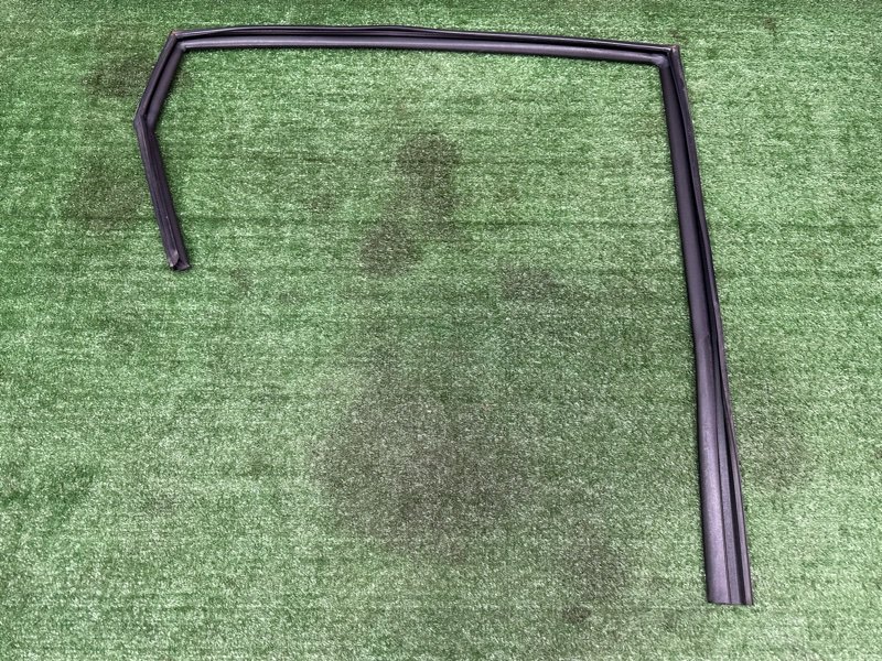 Уплотнитель стекла двери Kia Soul 2014 SW