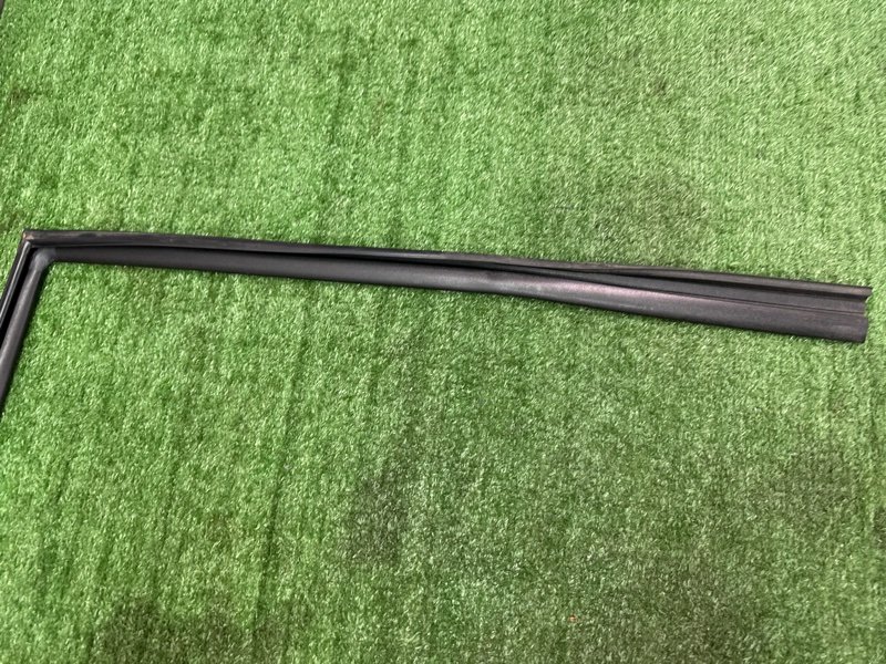 Уплотнитель стекла двери Kia Soul 2014 SW