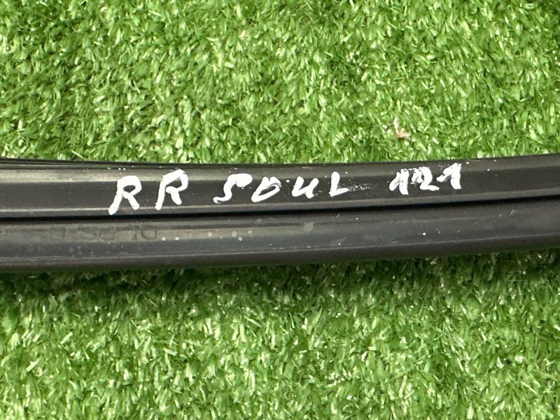 Уплотнитель стекла двери Kia Soul 2014 SW