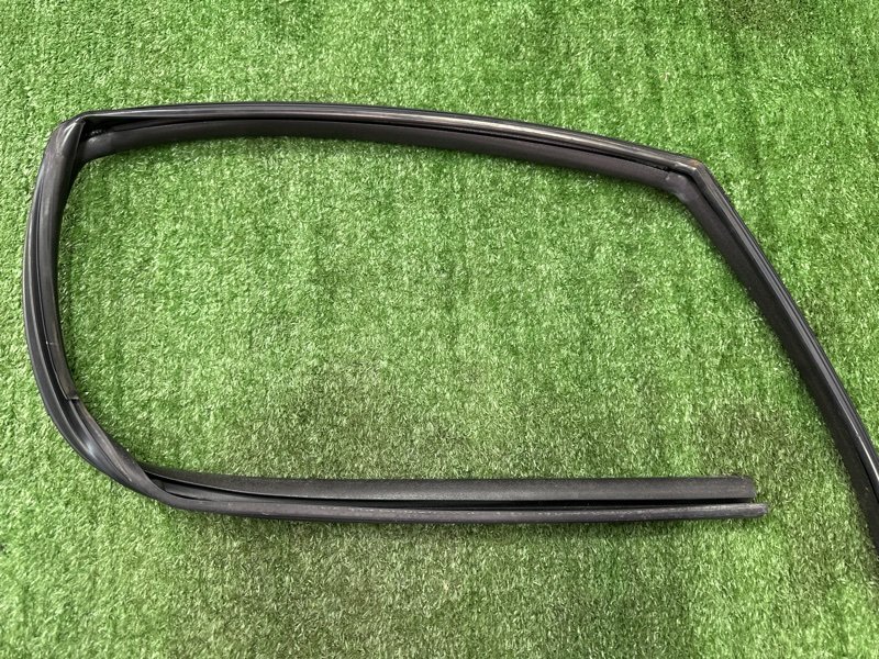 Уплотнитель стекла двери Kia Soul 2014 SW